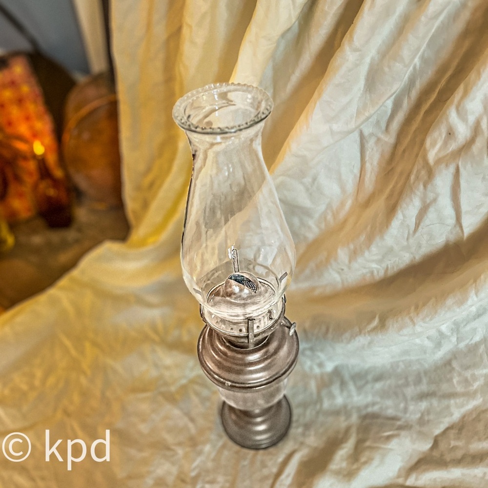 Vintage Decorative Oil Lamp /beautiful condition - Picture 3 of 10
